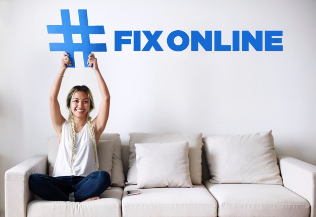 Foto com uma mulher segurando o logo da FixOnline com hashtag