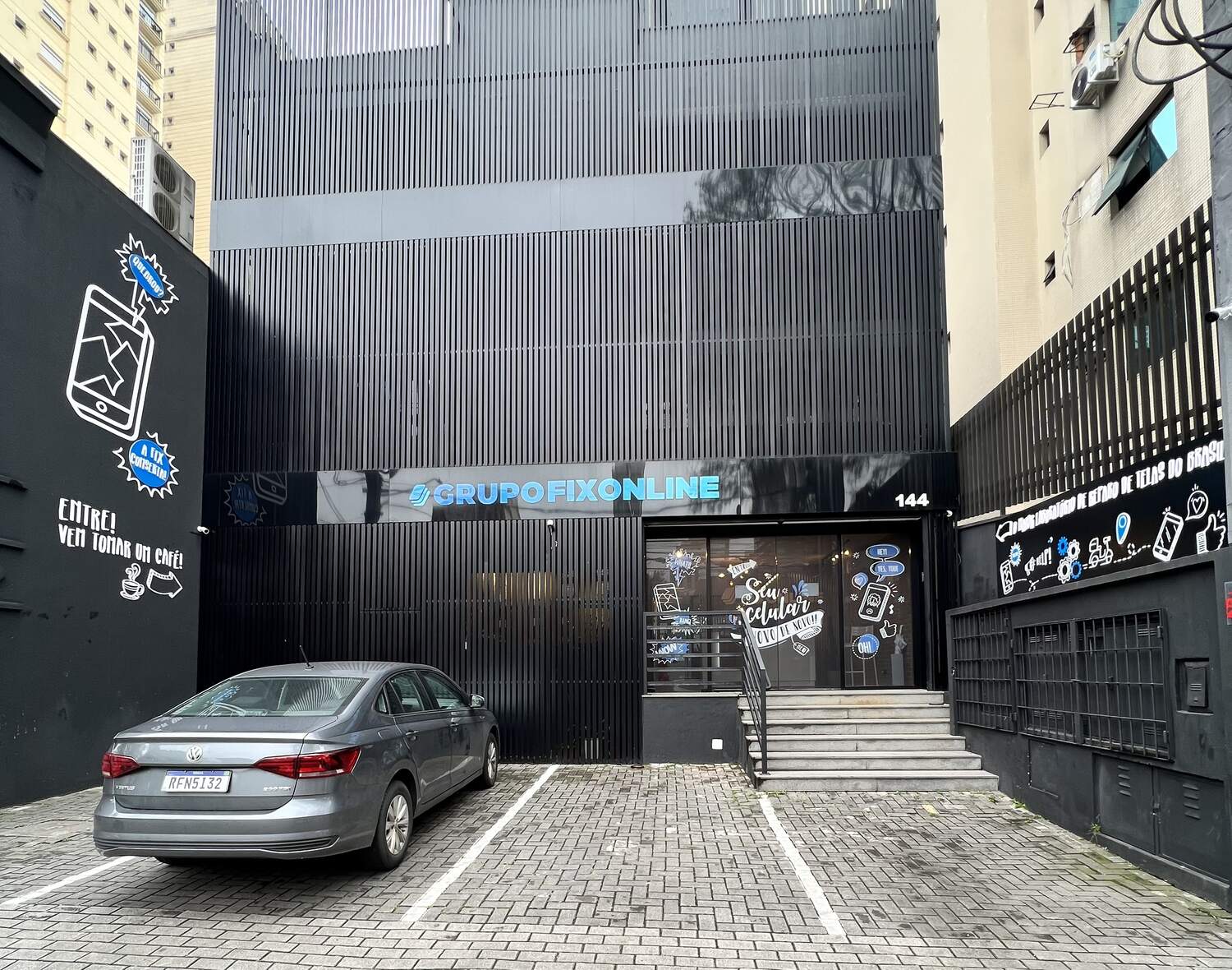 Fachada Grupo Fix Online com estacionamento