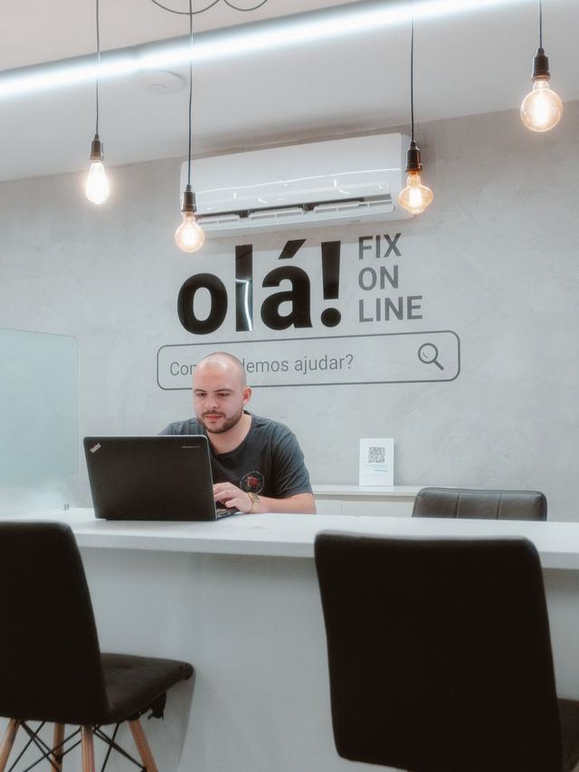 Atendimento na recepção da Fix Online